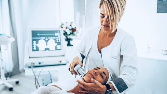 Christina Saranti is a graduate of Special Aesthetic Applications since 2001. Since then until today she follows all the developments & trends in the field of aesthetics which she applies in her beauty salon Tips to toes