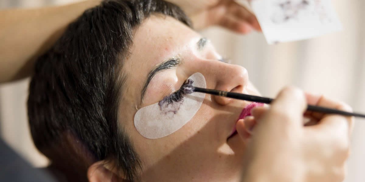 Eyebrow shaping - Christina Saranti / Tips to toes Beauty Salon eyebrow shaping